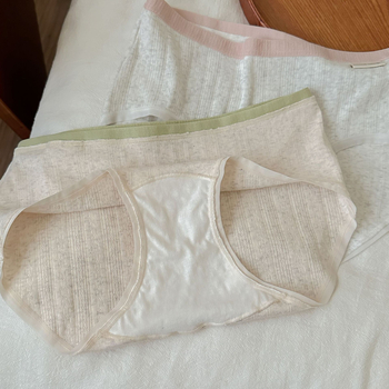 Ženske gaćice od pamuka, prozračne i antibakterijske, pletene, srednji pojas, podstava 100% pamuk, uzorak s tekstom