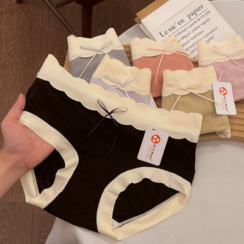 Női alsónemű Modalból, középmagas derekú, lélegző, kötött anyag; fő anyag 90–95% Modal, ágyéktáji bélés 100% pamut