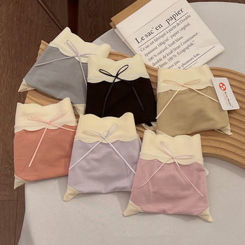 Női alsónemű Modalból, középmagas derekú, lélegző, kötött anyag; fő anyag 90–95% Modal, ágyéktáji bélés 100% pamut