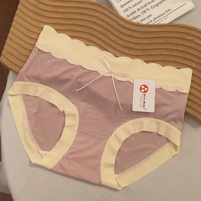 Női alsónemű Modalból, középmagas derekú, lélegző, kötött anyag; fő anyag 90–95% Modal, ágyéktáji bélés 100% pamut