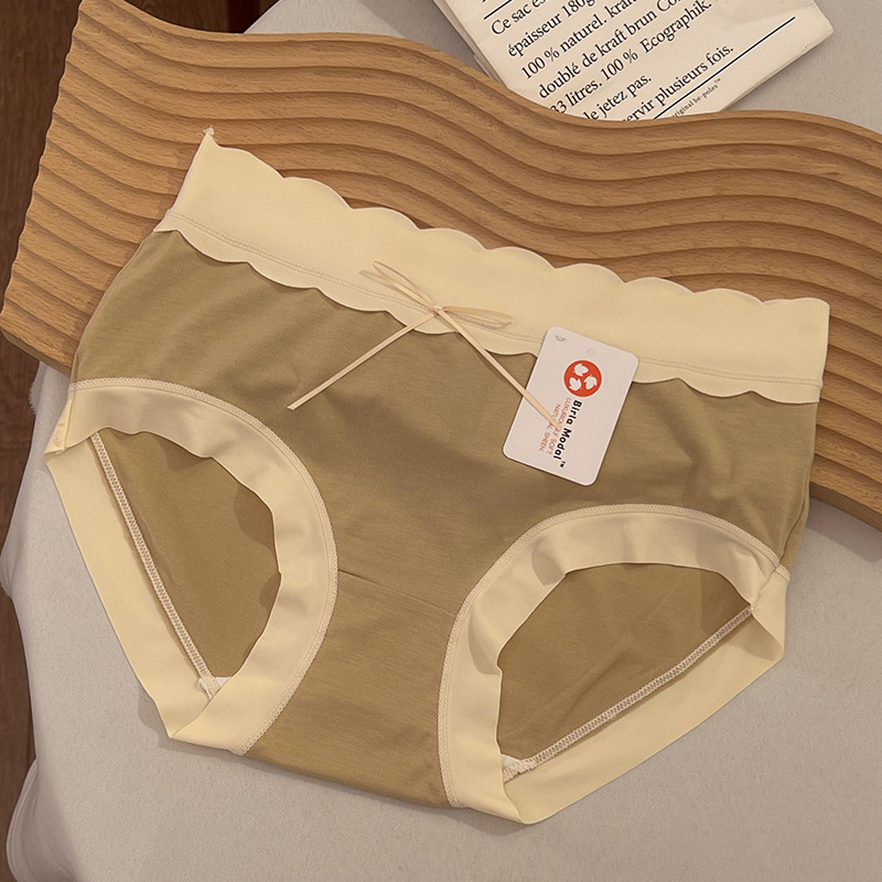 Női alsónemű Modalból, középmagas derekú, lélegző, kötött anyag; fő anyag 90–95% Modal, ágyéktáji bélés 100% pamut