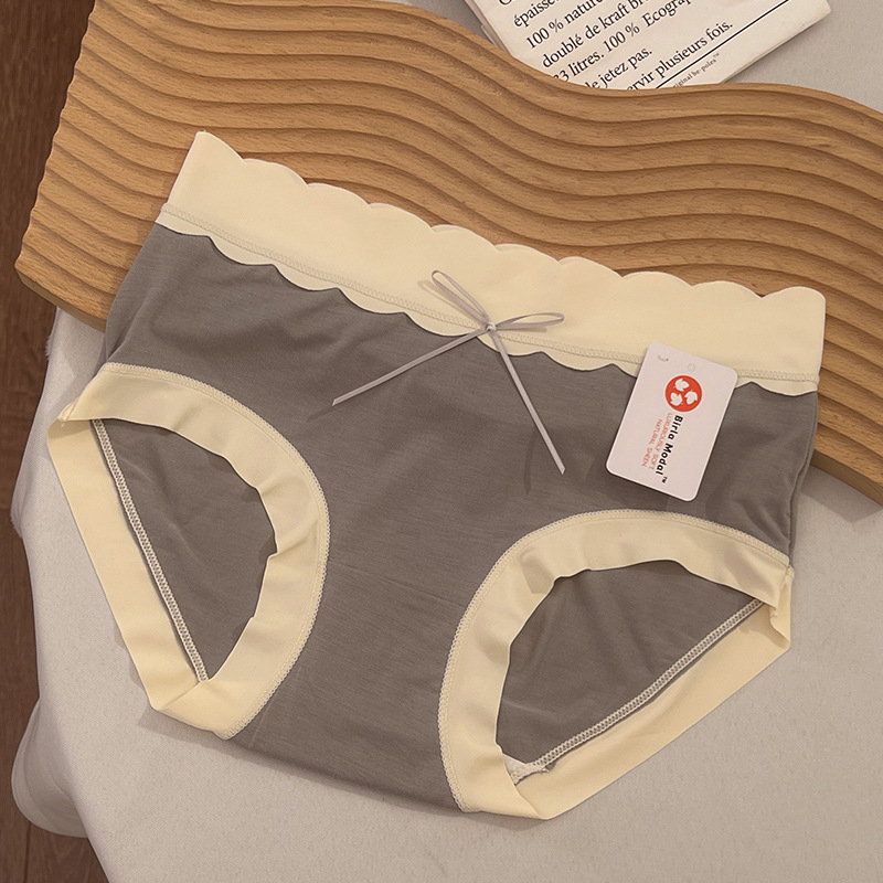 Női alsónemű Modalból, középmagas derekú, lélegző, kötött anyag; fő anyag 90–95% Modal, ágyéktáji bélés 100% pamut
