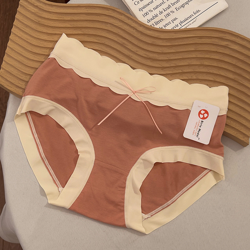 Női alsónemű Modalból, középmagas derekú, lélegző, kötött anyag; fő anyag 90–95% Modal, ágyéktáji bélés 100% pamut