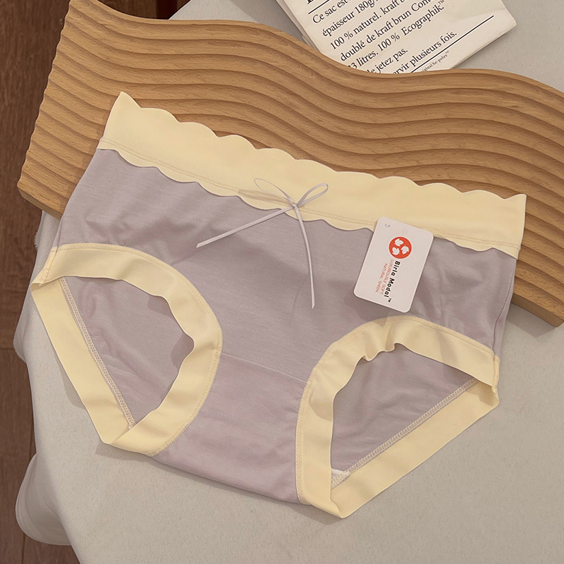 Női alsónemű Modalból, középmagas derekú, lélegző, kötött anyag; fő anyag 90–95% Modal, ágyéktáji bélés 100% pamut