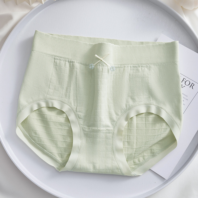 Női varrat nélküli alsónemű, középmagas derekú, nylon anyagból, a szeméremzóna alátétje Mulberry selyemmel, lélegző és kényelmes