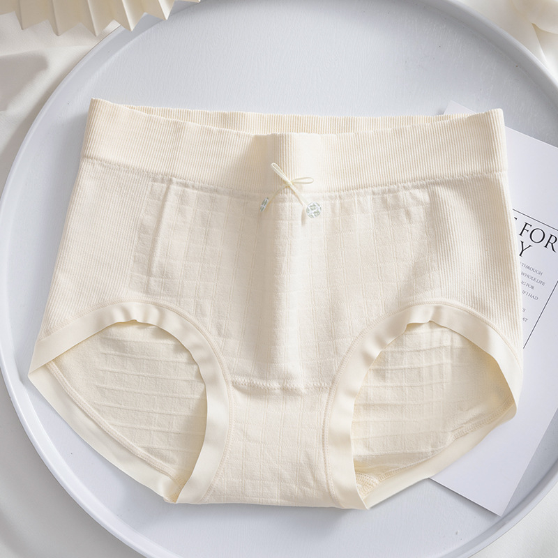 Női varrat nélküli alsónemű, középmagas derekú, nylon anyagból, a szeméremzóna alátétje Mulberry selyemmel, lélegző és kényelmes