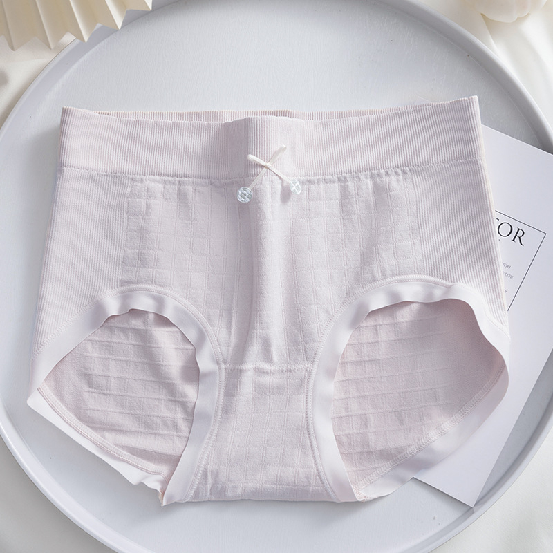 Női varrat nélküli alsónemű, középmagas derekú, nylon anyagból, a szeméremzóna alátétje Mulberry selyemmel, lélegző és kényelmes