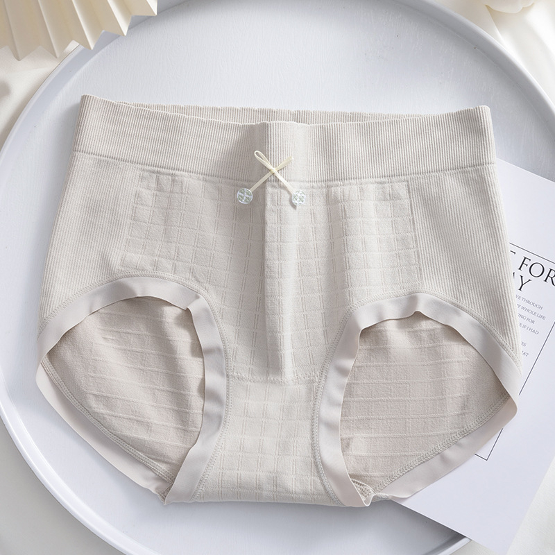 Női varrat nélküli alsónemű, középmagas derekú, nylon anyagból, a szeméremzóna alátétje Mulberry selyemmel, lélegző és kényelmes