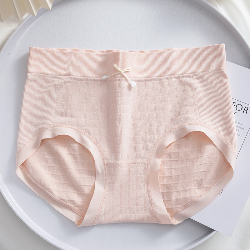 Női varrat nélküli alsónemű, középmagas derekú, nylon anyagból, a szeméremzóna alátétje Mulberry selyemmel, lélegző és kényelmes