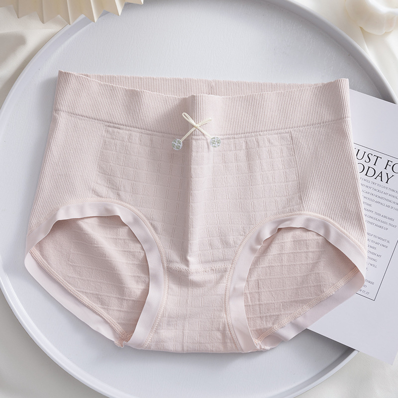 Női varrat nélküli alsónemű, középmagas derekú, nylon anyagból, a szeméremzóna alátétje Mulberry selyemmel, lélegző és kényelmes