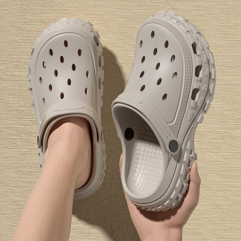 Női perforált vastag talpú szandál – EVA felsőrész, EVA belső, EVA talp, 3–5 cm talpmagasság, injektált formázású talp, nyár 2024