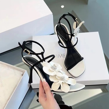 Női egypántos szandál, felső része szintetikus bőrből, négyszögletes orr, vastag sarok 6–8 cm