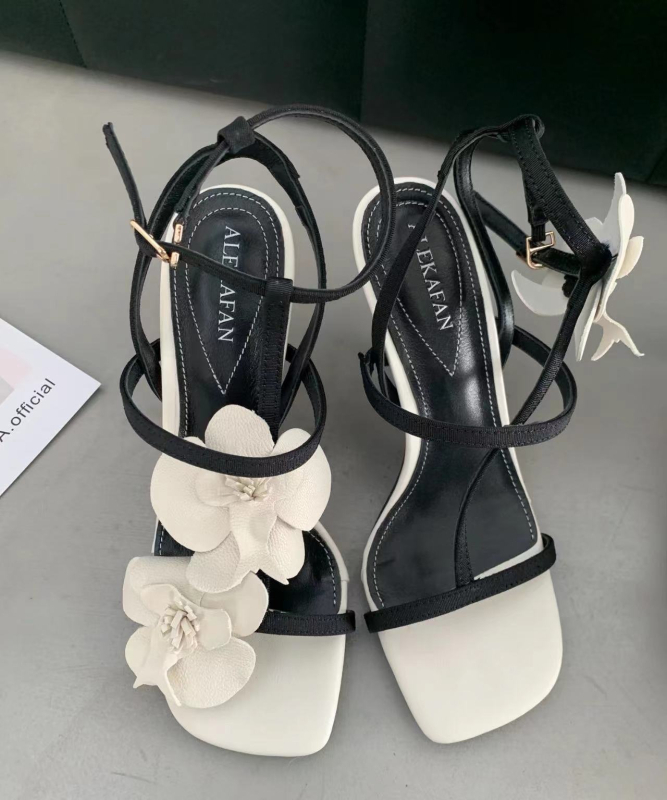 Női egypántos szandál, felső része szintetikus bőrből, négyszögletes orr, vastag sarok 6–8 cm