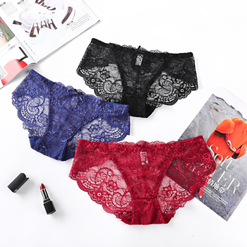 Női csipkés alsónemű alacsony derékkal, átlátszó virágmintával; Fő anyag: csipke 80–90% nylon; Belső része: pamut 90–95%