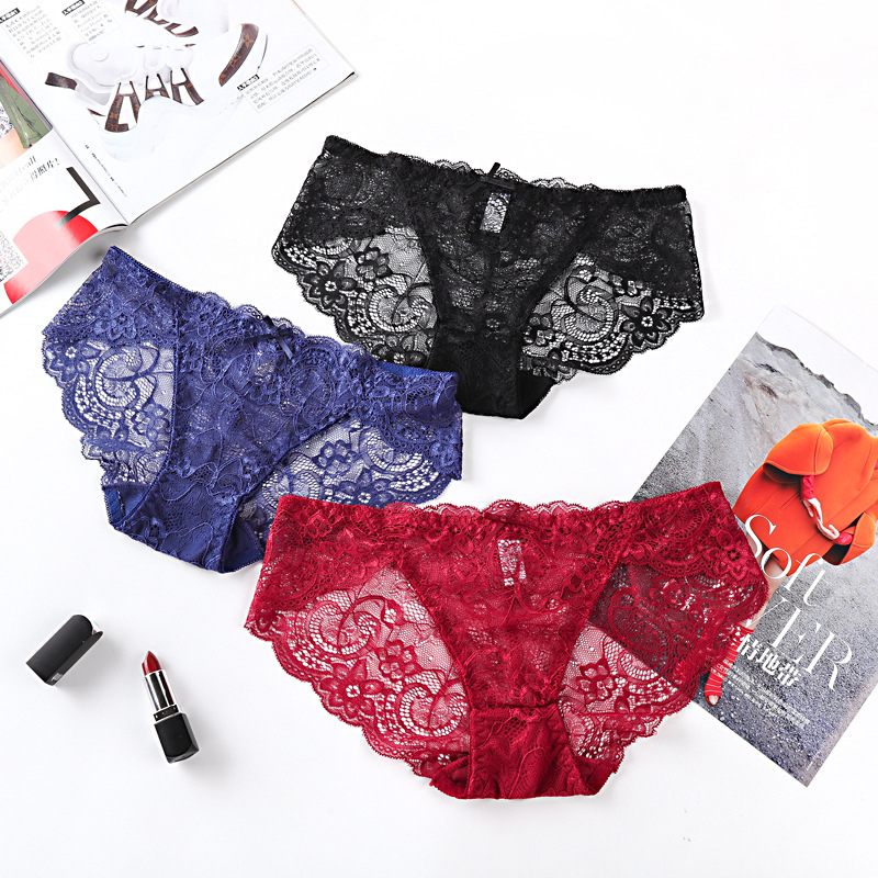 Női csipkés alsónemű alacsony derékkal, átlátszó virágmintával; Fő anyag: csipke 80–90% nylon; Belső része: pamut 90–95%