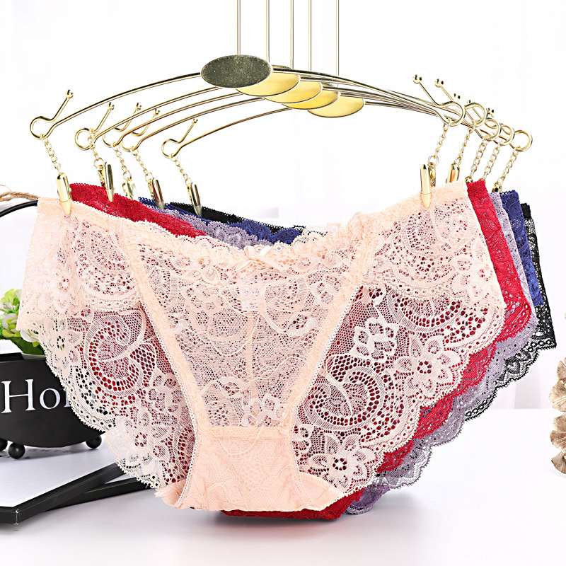 Női csipkés alsónemű alacsony derékkal, átlátszó virágmintával; Fő anyag: csipke 80–90% nylon; Belső része: pamut 90–95%