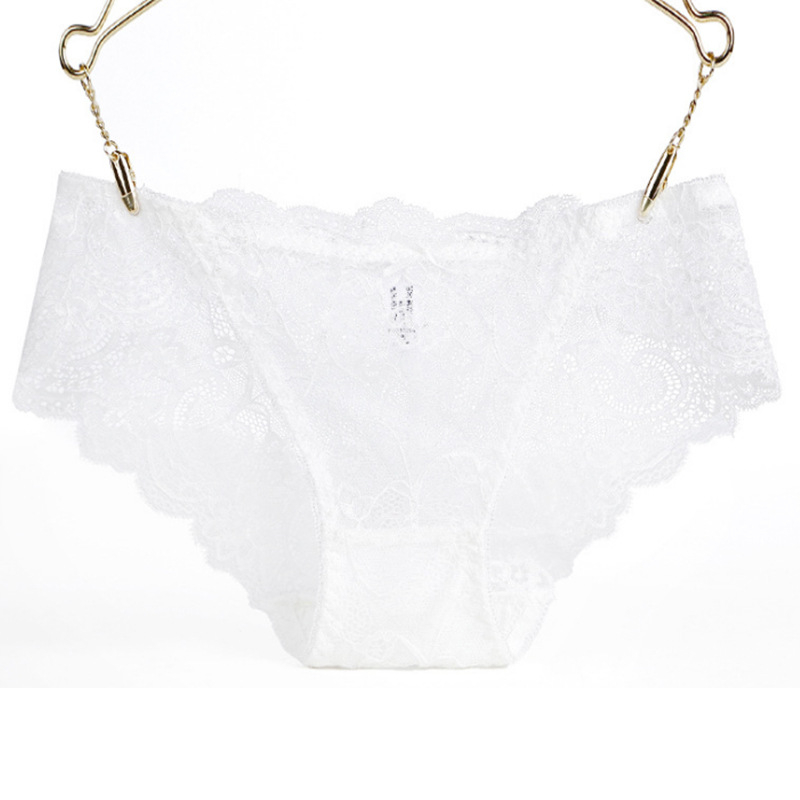Női csipkés alsónemű alacsony derékkal, átlátszó virágmintával; Fő anyag: csipke 80–90% nylon; Belső része: pamut 90–95%