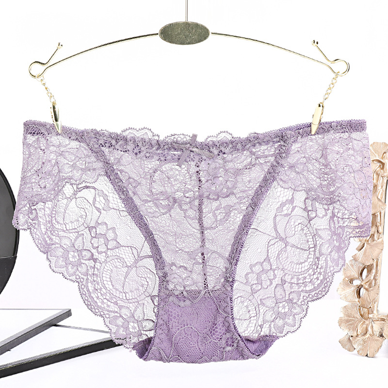 Női csipkés alsónemű alacsony derékkal, átlátszó virágmintával; Fő anyag: csipke 80–90% nylon; Belső része: pamut 90–95%