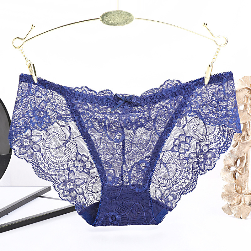 Női csipkés alsónemű alacsony derékkal, átlátszó virágmintával; Fő anyag: csipke 80–90% nylon; Belső része: pamut 90–95%
