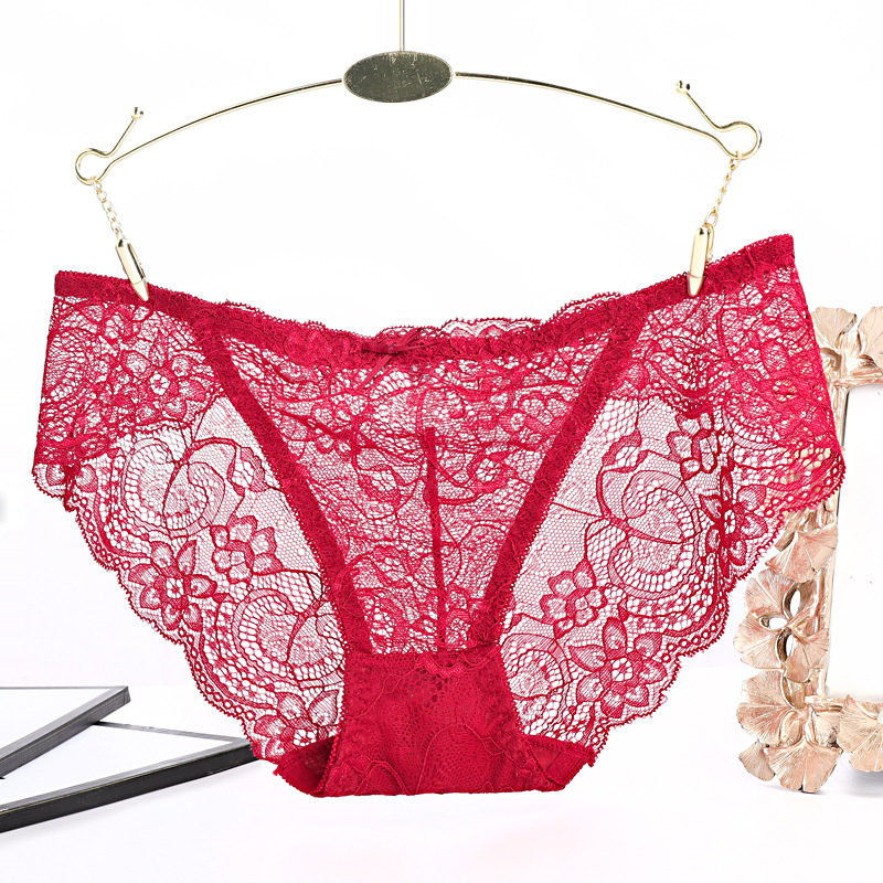 Női csipkés alsónemű alacsony derékkal, átlátszó virágmintával; Fő anyag: csipke 80–90% nylon; Belső része: pamut 90–95%