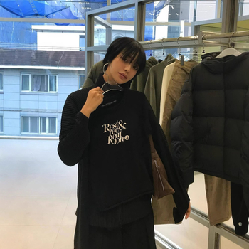 Hímzett betűkkel díszített kapucnis kötött pulóver, hajlított szegélyekkel, karcsúsított szabás, hosszú ujjú, kerek nyakú, őszi 2024, japán-koreai lazább stílus