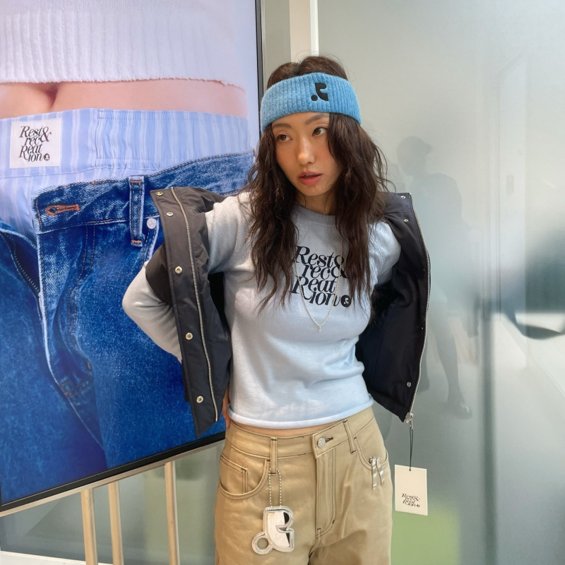 Hímzett betűkkel díszített kapucnis kötött pulóver, hajlított szegélyekkel, karcsúsított szabás, hosszú ujjú, kerek nyakú, őszi 2024, japán-koreai lazább stílus