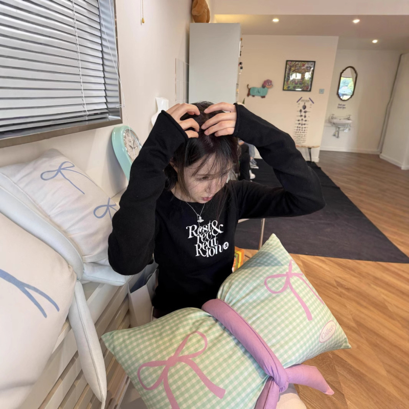 Hímzett betűkkel díszített kapucnis kötött pulóver, hajlított szegélyekkel, karcsúsított szabás, hosszú ujjú, kerek nyakú, őszi 2024, japán-koreai lazább stílus