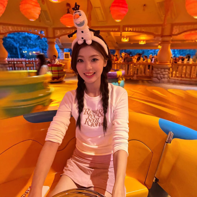 Hímzett betűkkel díszített kapucnis kötött pulóver, hajlított szegélyekkel, karcsúsított szabás, hosszú ujjú, kerek nyakú, őszi 2024, japán-koreai lazább stílus