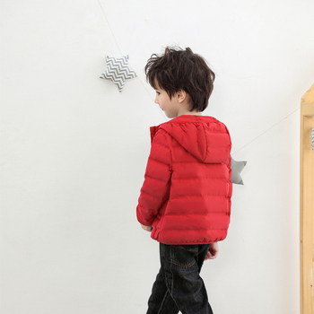 Gyermekeknek szánt kapucnis, varrat nélküli tollkabát fehér kacsa tollal tömés, külső és bélés nejlonból