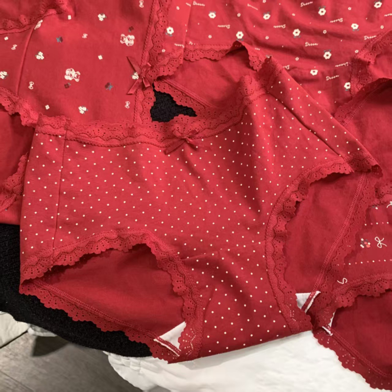Ženske pamučne gaćice, srednji pojas, cvjetni uzorak, pleteni materijal, 90-95% pamuka, podstava u preponama 100% pamuka