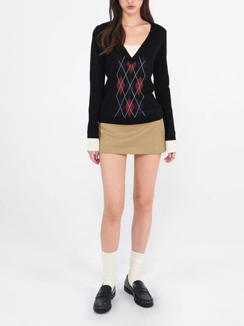 Geometriai rombusz mintás kötött pulóver kapucnival, reveres gallérral, poliészter keverék