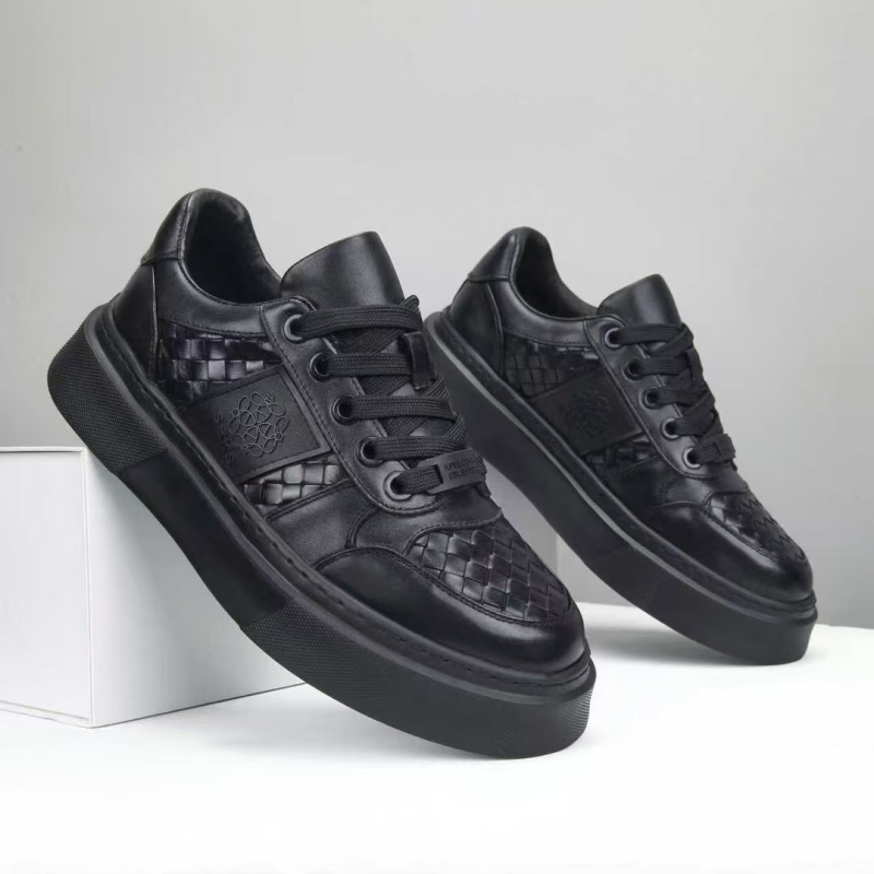 Platformcipő vastag talppal, felsőrész első réteg marhabőrből, belső réteg első réteg disznó bőrből, fűzővel záródó