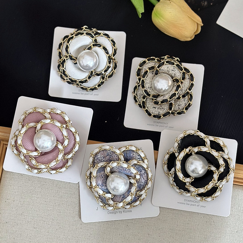 Korejski stil vintage broš s camellijom od platna s metalnom lancem, perla, micropavé 3D cvijet, za žene, Yiwu, Zima 2024