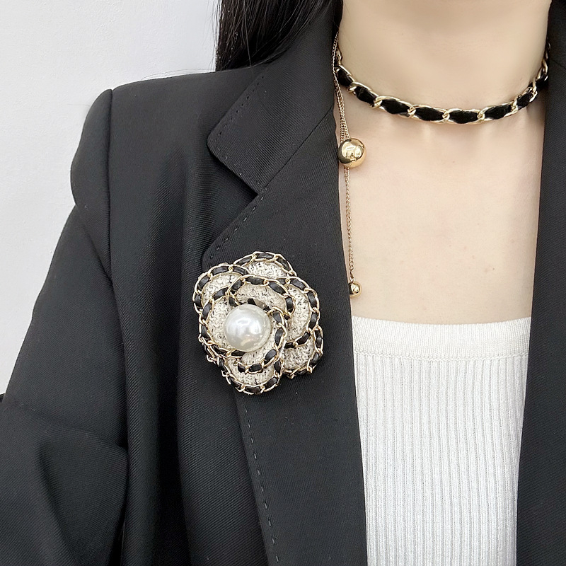 Korejski stil vintage broš s camellijom od platna s metalnom lancem, perla, micropavé 3D cvijet, za žene, Yiwu, Zima 2024