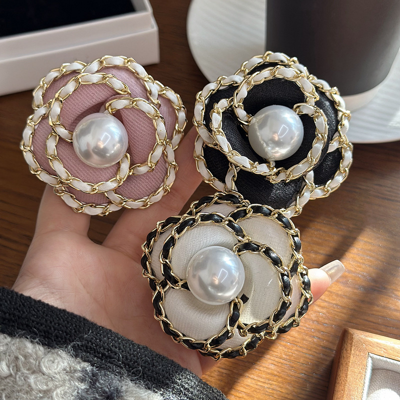 Korejski stil vintage broš s camellijom od platna s metalnom lancem, perla, micropavé 3D cvijet, za žene, Yiwu, Zima 2024