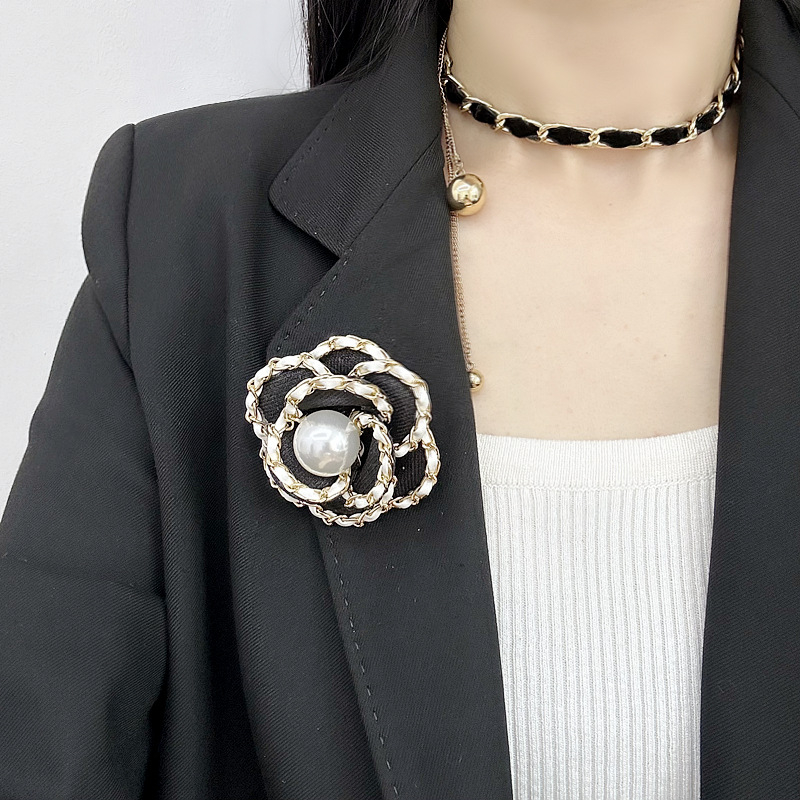 Korejski stil vintage broš s camellijom od platna s metalnom lancem, perla, micropavé 3D cvijet, za žene, Yiwu, Zima 2024