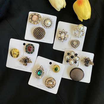 Set broški s miješanima materijalima, vintage barokni stil, oblici: kruna, srce, romb, kapljica i geometrijski, elektroplatirano završno premazivanje