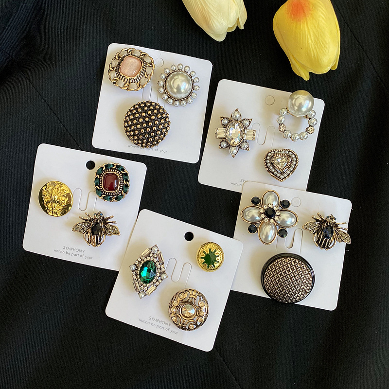 Set broški s miješanima materijalima, vintage barokni stil, oblici: kruna, srce, romb, kapljica i geometrijski, elektroplatirano završno premazivanje