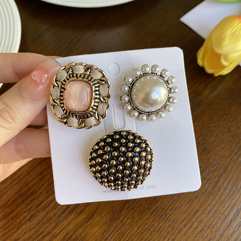 Set broški s miješanima materijalima, vintage barokni stil, oblici: kruna, srce, romb, kapljica i geometrijski, elektroplatirano završno premazivanje