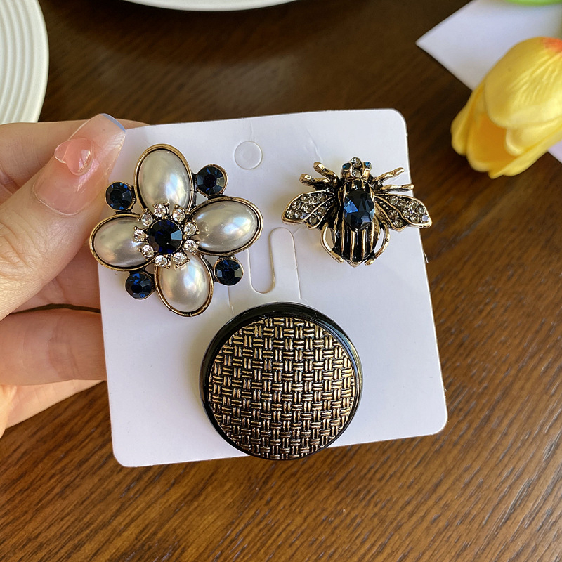Set broški s miješanima materijalima, vintage barokni stil, oblici: kruna, srce, romb, kapljica i geometrijski, elektroplatirano završno premazivanje