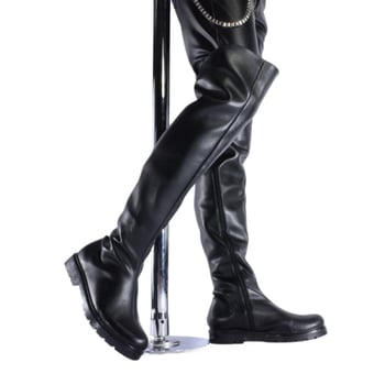 Martin csizmák térd fölötti, felsőrésze kétoldalas borjúbőrből, kerek orr, vastag sarok 3–5 cm, gumitalp