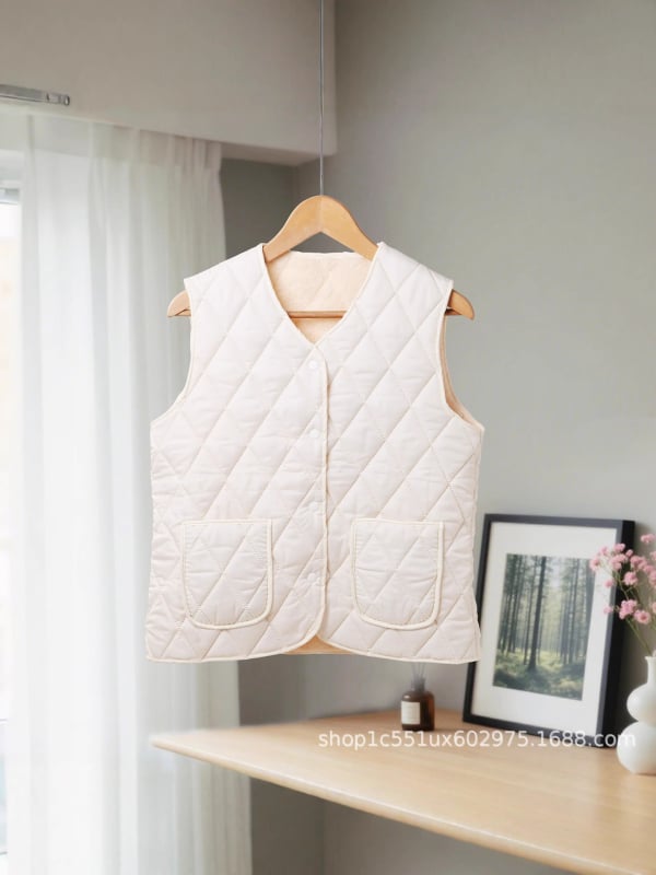 Жилет за възрастни жени за есенно-зимния сезон, без ръкави, подплатен и топъл, с V-образна яка, дължина нормална 50–65 см, пълнеж полиестер‑памук, основен плат 70–80% полиестер