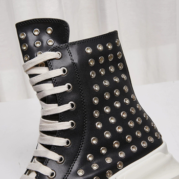 Martin csizmák magasszárúak, valódi marhabőrből, oldalsó cipzárral, gumitalppal, középmagas sarok 3–5 cm