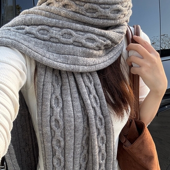 Шал от вълнена смес, плътно тъкане, топли през зимата