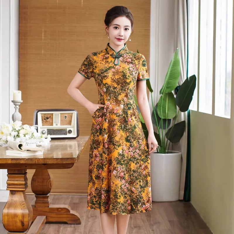 Haljina inspirirana Qipao od konopnine, midi duljina, slobodan kroj, dugo rukavi, visok ovratnik, gradski stil