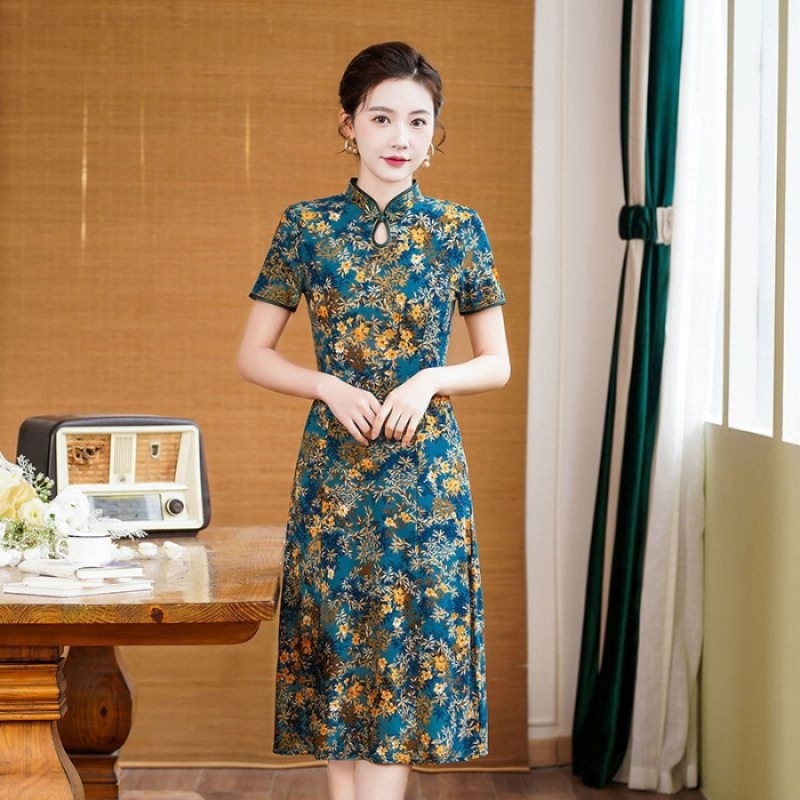 Haljina inspirirana Qipao od konopnine, midi duljina, slobodan kroj, dugo rukavi, visok ovratnik, gradski stil