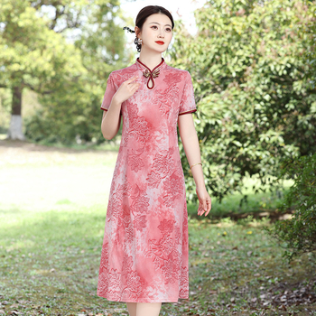 Haljina u stilu cheongsam, A-linije, srednje duljine, kratkih rukava, ovratnik s oštrim kutem, struk u sredini – poliester