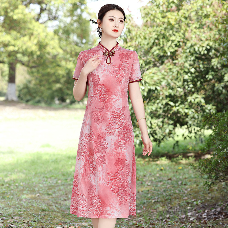 Haljina u stilu cheongsam, A-linije, srednje duljine, kratkih rukava, ovratnik s oštrim kutem, struk u sredini – poliester