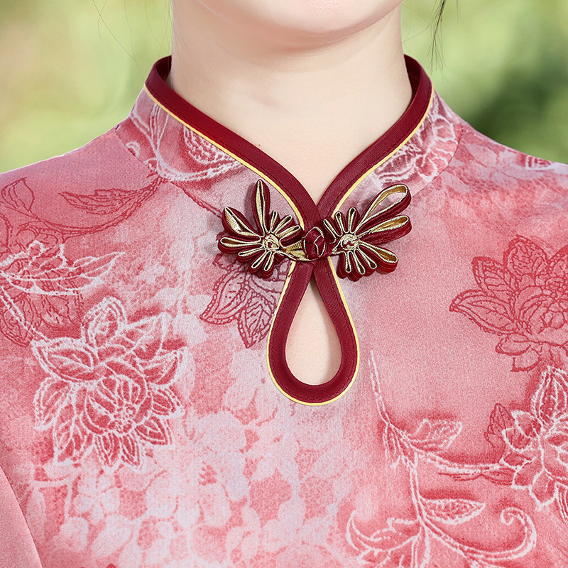 Haljina u stilu cheongsam, A-linije, srednje duljine, kratkih rukava, ovratnik s oštrim kutem, struk u sredini – poliester