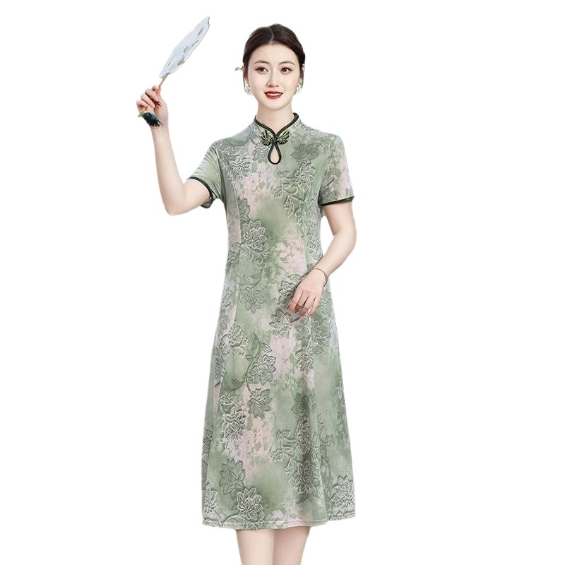 Haljina u stilu cheongsam, A-linije, srednje duljine, kratkih rukava, ovratnik s oštrim kutem, struk u sredini – poliester